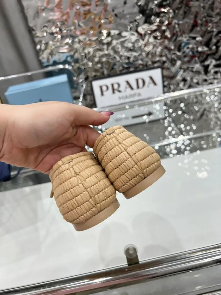 👟👟Ex-factory price 660👟👟 25ss ❤❤PRADA new summer espadrille shoes PRAD summer limited Prada espadrille shoes This time, the ballet shoe silhouette reinterprets the classic from a new seasonal perspective. Prada's summer style reflects the brand's ever-evolving aesthetic 🔥 Softly deconstructed flat silhouettes 🔥 Rooted in a new concept of formal style. 🔥Female elements are reinterpreted with a light attitude, and natural materials enhance the seasonal atmosphere. 🔥Add texture and lazy elegance. The entire pair of shoes has 3888 holes with intricate workmanship. The imported raffia is all hand-woven. The original version is made 1:1. Sizes 35-41 (no rush orders!!!)